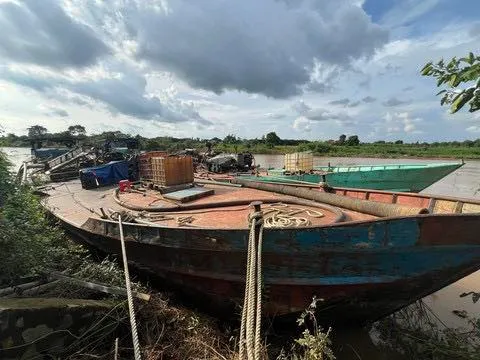 Khởi tố vụ khai thác cát trái phép quy mô lớn trên sông Đồng Nai - Ảnh 3.