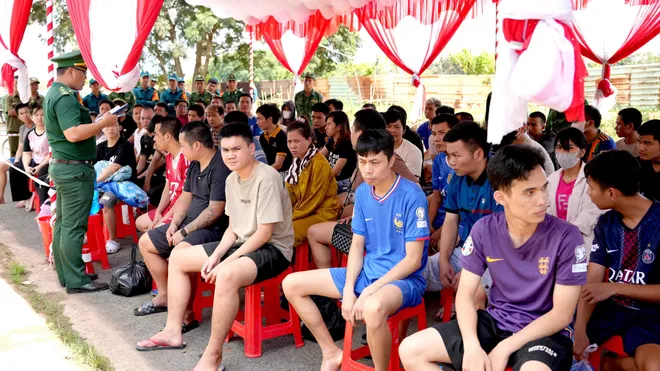 Thoát khỏi “việc nhẹ lương cao”: Hành trình chạy trốn của 65 công dân Việt Nam từ Campuchia trở về - Ảnh 1.