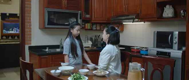 Lằn ranh - Tập 28: Phó Bí thư Sách ngoại tình với Trinh - Ảnh 3.