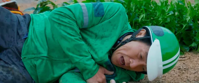 Gia đình trái dấu - Tập 6: Rớt nước mắt cảnh vợ chồng U60 đi làm shipper sau sáp nhập - Ảnh 11.