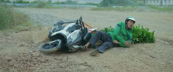 Gia đình trái dấu - Tập 6: Rớt nước mắt cảnh vợ chồng U60 đi làm shipper sau sáp nhập - Ảnh 10.