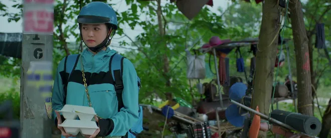 Gia đình trái dấu - Tập 6: Rớt nước mắt cảnh vợ chồng U60 đi làm shipper sau sáp nhập - Ảnh 7.