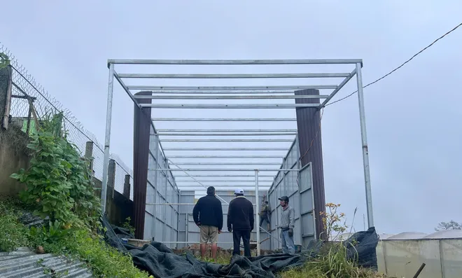 L&acirc;m Đồng: Cưỡng chế ph&aacute; dỡ 6 c&ocirc;ng tr&igrave;nh kh&ocirc;ng ph&eacute;p ở phường Xu&acirc;n Trường - Ảnh 4.