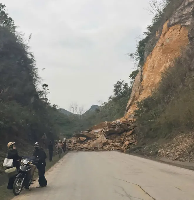 Phú Thọ: Sạt lở nghiêm trọng trên QL6 khiến ít nhất 2 người tử vong - Ảnh 4.