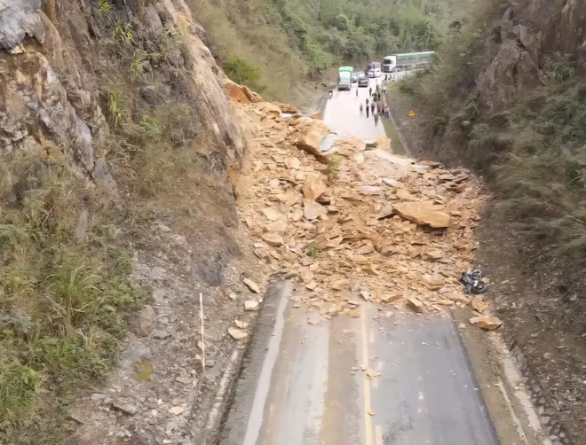 Phú Thọ: Sạt lở nghiêm trọng trên QL6 khiến ít nhất 2 người tử vong - Ảnh 2.