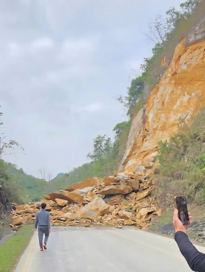 Phú Thọ: Sạt lở nghiêm trọng trên QL6 khiến ít nhất 2 người tử vong - Ảnh 1.