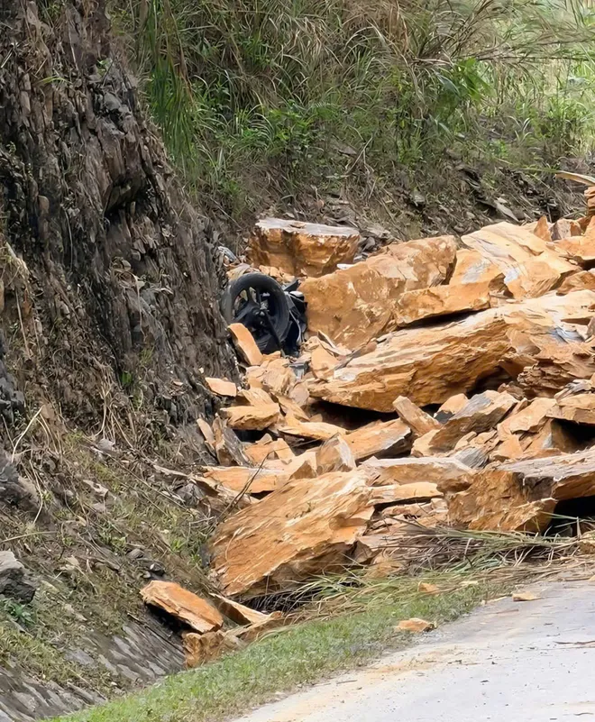Phú Thọ: Sạt lở nghiêm trọng trên QL6 khiến ít nhất 2 người tử vong - Ảnh 5.