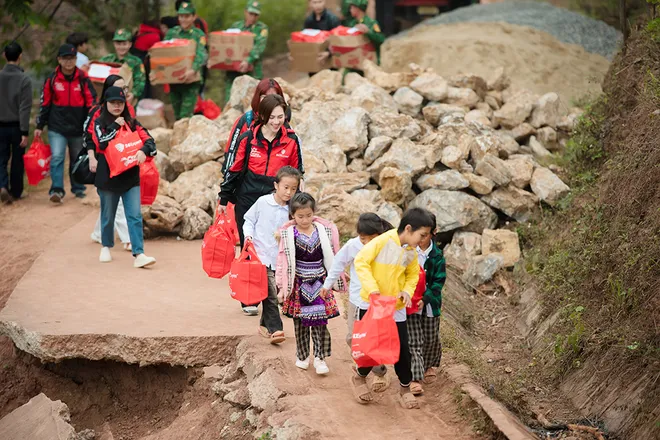 Gặp gỡ c&aacute;c em nhỏ c&oacute; ho&agrave;n cảnh kh&oacute; khăn, Phương Anh Đ&agrave;o thấy tr&aacute;i tim m&igrave;nh mềm lại- Ảnh 2.