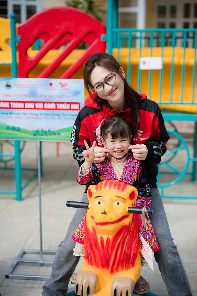 Gặp gỡ c&aacute;c em nhỏ c&oacute; ho&agrave;n cảnh kh&oacute; khăn, Phương Anh Đ&agrave;o thấy tr&aacute;i tim m&igrave;nh mềm lại- Ảnh 3.