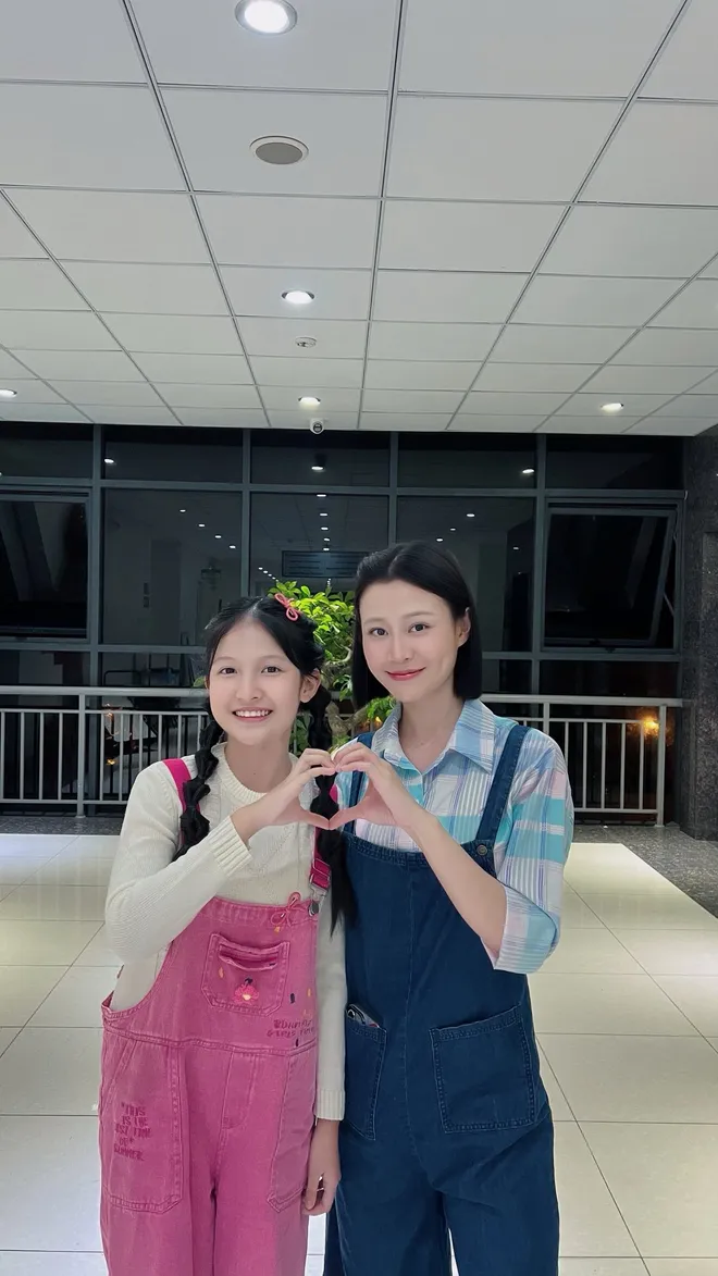 C&aacute;ch em 1 milimet: To&agrave;n bộ d&agrave;n diễn vi&ecirc;n lớn - b&eacute; lần đầu hội ngộ ở l&agrave;ng M&acirc;y- Ảnh 14.