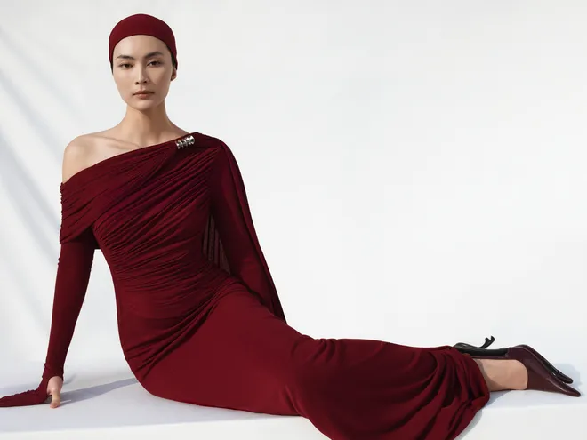 Helly Tống kh&aacute;c lạ trong t&agrave; &aacute;o d&agrave;i đương đại - Ảnh 2.