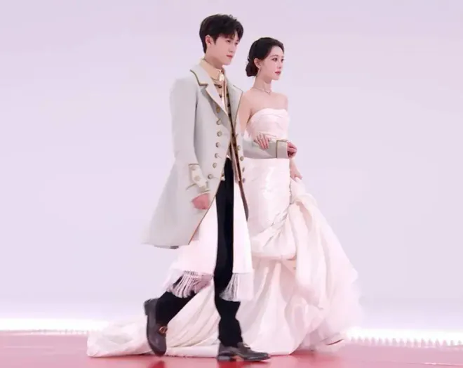 Loạt nghệ sĩ gặp sự cố tr&ecirc;n thảm đỏ Tinh quang đại thưởng - Ảnh 4.