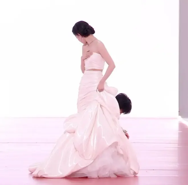 Loạt nghệ sĩ gặp sự cố tr&ecirc;n thảm đỏ Tinh quang đại thưởng - Ảnh 5.