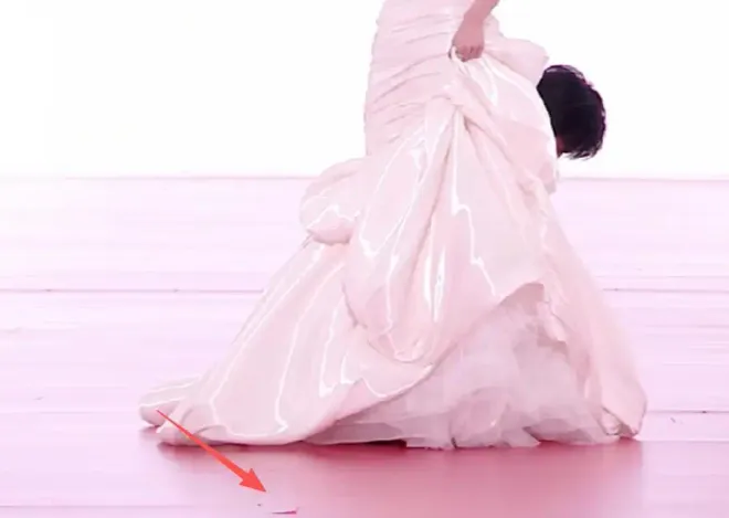 Loạt nghệ sĩ gặp sự cố tr&ecirc;n thảm đỏ Tinh quang đại thưởng - Ảnh 6.