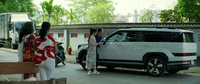 Gia đ&igrave;nh tr&aacute;i dấu - Tập 10: Vợ sụp đổ niềm tin v&igrave; clip đi karaoke "tay vịn" của chồng- Ảnh 5.