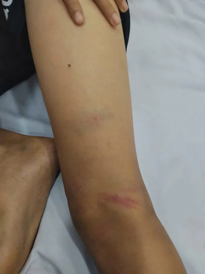 Người đ&agrave;n &ocirc;ng chặn xe, đ&aacute;nh 3 ch&aacute;u b&eacute; ở Quảng Ng&atilde;i  - Ảnh 1.