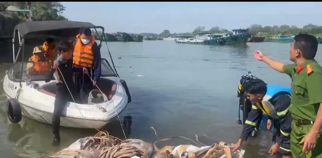 Đồng Nai: Ch&igrave;m t&agrave;u chở đ&aacute; tại bến thủy nội địa, 1 người tử vong - Ảnh 1.