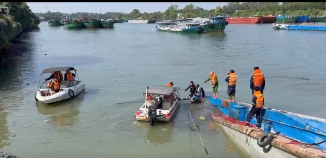 Đồng Nai: Ch&igrave;m t&agrave;u chở đ&aacute; tại bến thủy nội địa, 1 người tử vong - Ảnh 2.