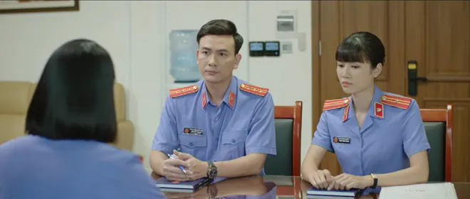 Lằn ranh - Tập 38: Nguyệt vừa khóc vừa bóc thùng tiền hối lộ - Ảnh 1.