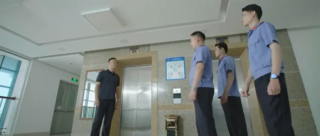 Lằn ranh - Tập 38: Nguyệt vừa khóc vừa bóc thùng tiền hối lộ - Ảnh 3.