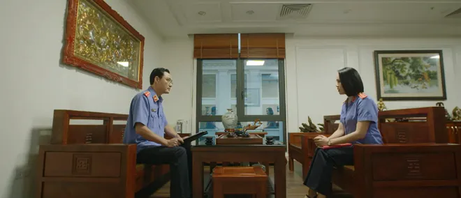 Lằn ranh - Tập 38: Nguyệt vừa khóc vừa bóc thùng tiền hối lộ - Ảnh 4.