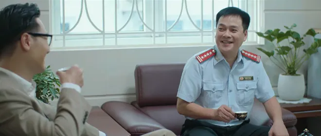 Lằn ranh - Tập 38: Nguyệt vừa khóc vừa bóc thùng tiền hối lộ - Ảnh 6.