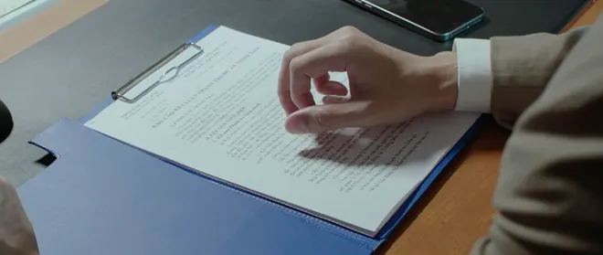 Lằn ranh - Tập 38: Nguyệt vừa khóc vừa bóc thùng tiền hối lộ - Ảnh 7.