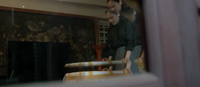 Lằn ranh - Tập 38: Nguyệt vừa khóc vừa bóc thùng tiền hối lộ - Ảnh 14.