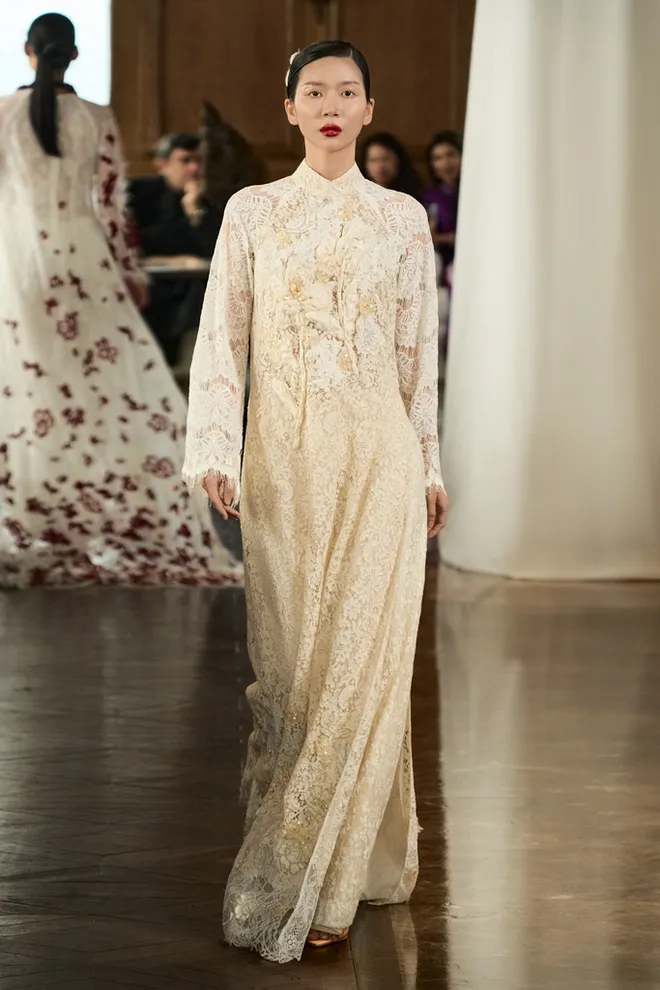 Chất liệu ren, xuy&ecirc;n thấu t&ocirc;n vinh vẻ đẹp của &aacute;o d&agrave;i truyền thống- Ảnh 6.