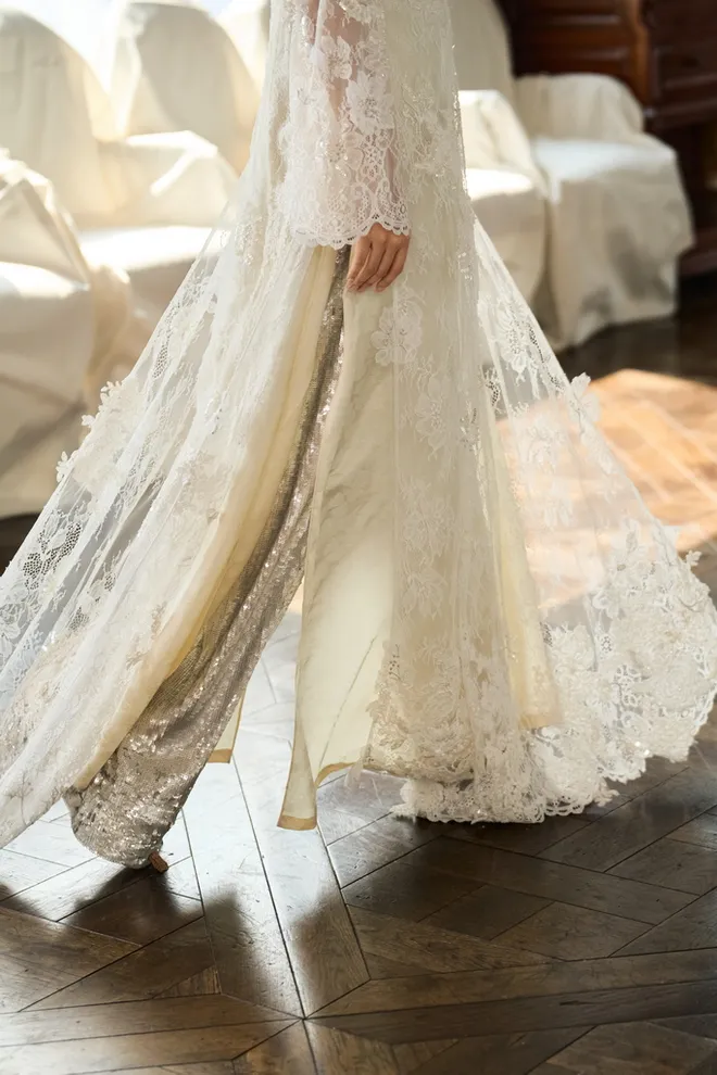 Chất liệu ren, xuy&ecirc;n thấu t&ocirc;n vinh vẻ đẹp của &aacute;o d&agrave;i truyền thống- Ảnh 1.