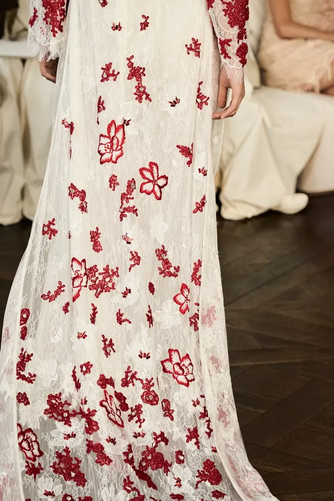 Chất liệu ren, xuy&ecirc;n thấu t&ocirc;n vinh vẻ đẹp của &aacute;o d&agrave;i truyền thống- Ảnh 2.