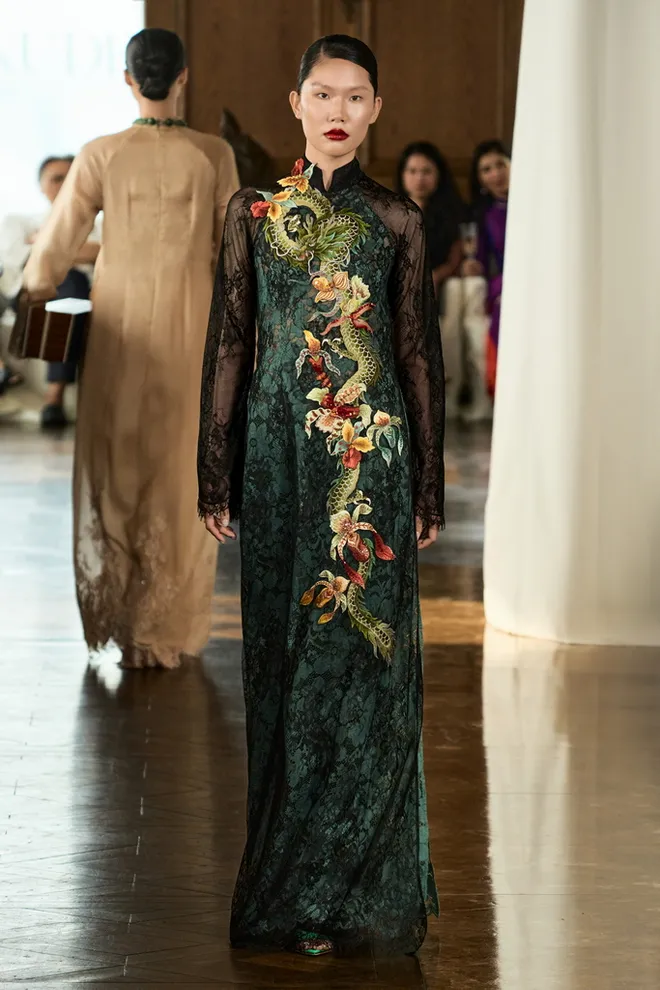 Chất liệu ren, xuy&ecirc;n thấu t&ocirc;n vinh vẻ đẹp của &aacute;o d&agrave;i truyền thống- Ảnh 5.