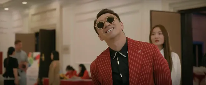 C&aacute;ch em 1 milimet - Tập 33: Hiếu bắt quả tang Duy&ecirc;n nhận tiền của Ho&agrave;ng cận - Ảnh 3.