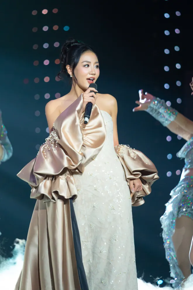 D&agrave;n nghệ sĩ quẩy banh n&oacute;c chương tr&igrave;nh ch&agrave;o năm mới Bản giao hưởng Việt Nam - Ảnh 4.