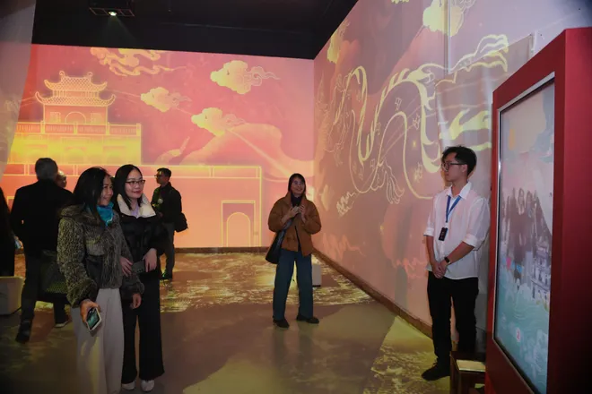 Ra mắt kh&ocirc;ng gian triển l&atilde;m số &ldquo;H&agrave; Nội Rạng Rỡ - &Aacute;nh s&aacute;ng v&agrave; Di sản&rdquo; tại trung t&acirc;m Thủ đ&ocirc; - Ảnh 6.