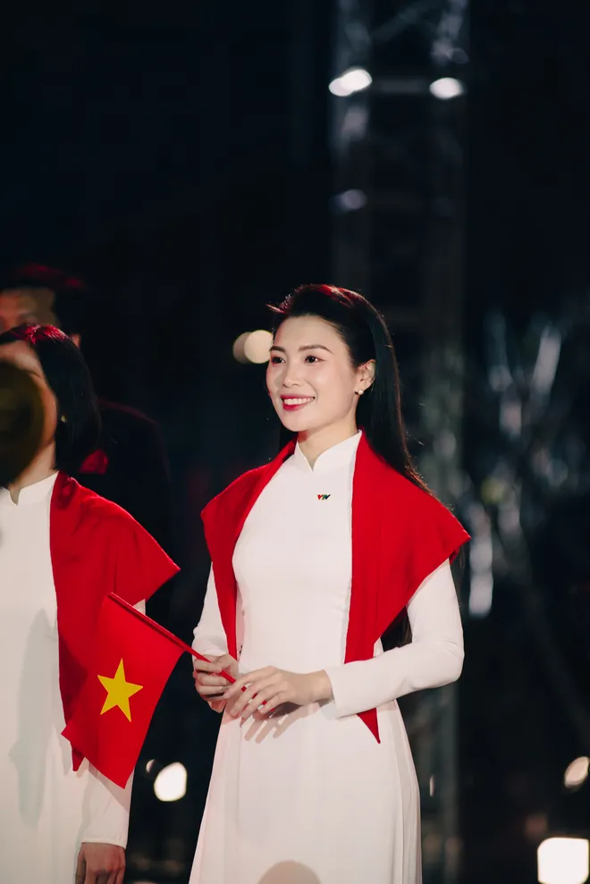 Hà Anh Tuấn và nhạc trưởng Đồng Quang Vinh "mềm hóa" chính luận bằng âm nhạc trong Dấu ấn 2025 - Ảnh 1.