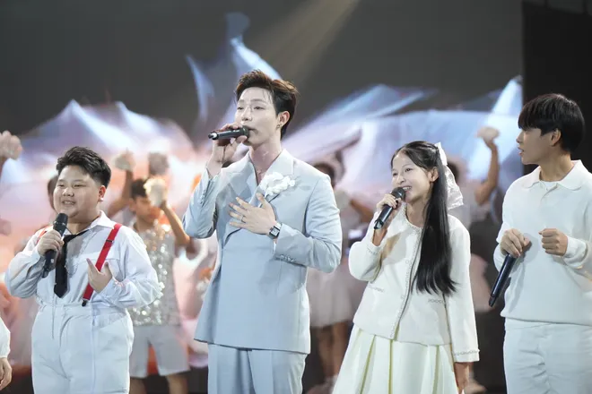 Erik v&agrave; d&agrave;n cast nh&iacute; C&aacute;ch em 1 milimet quậy tưng ch&agrave;o đ&oacute;n năm mới  - Ảnh 3.