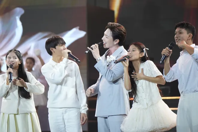 Erik v&agrave; d&agrave;n cast nh&iacute; C&aacute;ch em 1 milimet quậy tưng ch&agrave;o đ&oacute;n năm mới  - Ảnh 2.