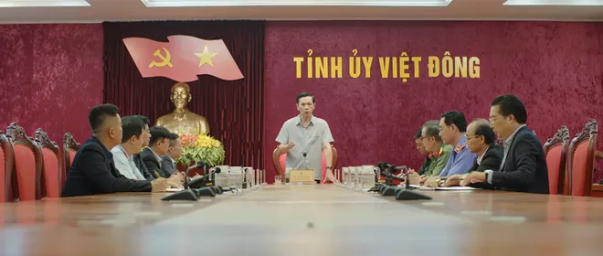 Lằn ranh - Tập 42: Nghi ngờ Nguyệt bị thủ ti&ecirc;u, Triển tức tốc t&igrave;m Thiệu truy hỏi- Ảnh 1.