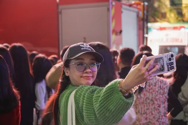 H&agrave;ng ngh&igrave;n người d&acirc;n đổ về trung t&acirc;m Thủ đ&ocirc; đ&oacute;n chờ Giao thừa 2026 - Ảnh 8.