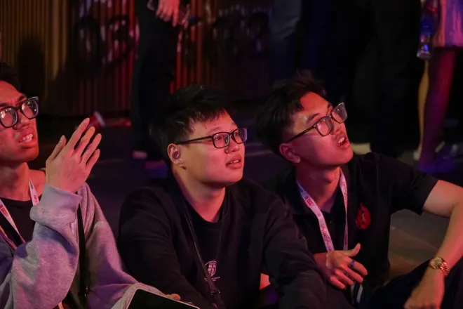 H&agrave;ng ngh&igrave;n người d&acirc;n đổ về trung t&acirc;m Thủ đ&ocirc; đ&oacute;n chờ Giao thừa 2026 - Ảnh 9.