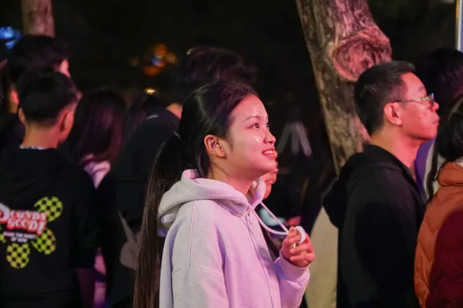 H&agrave;ng ngh&igrave;n người d&acirc;n đổ về trung t&acirc;m Thủ đ&ocirc; đ&oacute;n chờ Giao thừa 2026 - Ảnh 7.