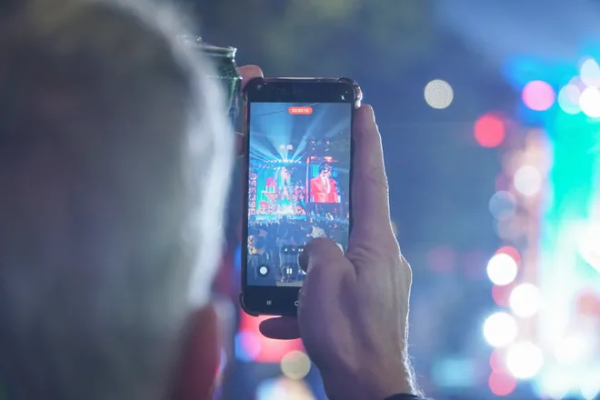 H&agrave;ng ngh&igrave;n người d&acirc;n đổ về trung t&acirc;m Thủ đ&ocirc; đ&oacute;n chờ Giao thừa 2026 - Ảnh 10.