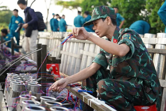 TP Hồ Chí Minh: Trận địa pháo hoa sẵn sàng cho giờ phút chào năm mới 2026 - Ảnh 3.