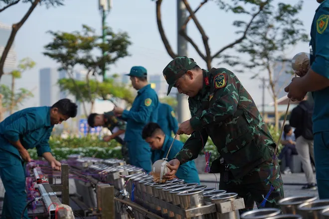 TP Hồ Chí Minh: Trận địa pháo hoa sẵn sàng cho giờ phút chào năm mới 2026 - Ảnh 2.