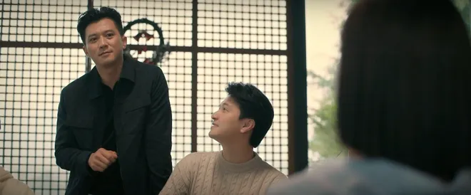 C&aacute;ch em 1 milimet - Tập 35: Thấy Viễn đưa My đi kh&aacute;m thai, Ng&acirc;n đi uống rượu v&agrave; bị bỏ thuốc m&ecirc;- Ảnh 1.