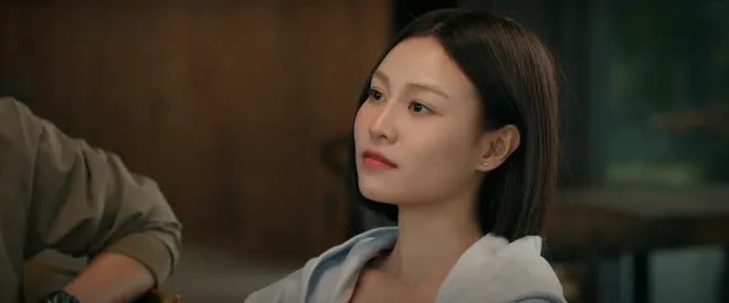 C&aacute;ch em 1 milimet - Tập 35: Thấy Viễn đưa My đi kh&aacute;m thai, Ng&acirc;n đi uống rượu v&agrave; bị bỏ thuốc m&ecirc;- Ảnh 2.