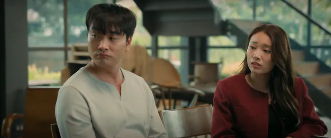 C&aacute;ch em 1 milimet - Tập 35: Thấy Viễn đưa My đi kh&aacute;m thai, Ng&acirc;n đi uống rượu v&agrave; bị bỏ thuốc m&ecirc;- Ảnh 7.