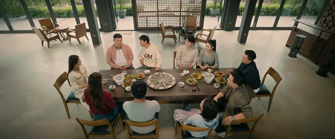 C&aacute;ch em 1 milimet - Tập 35: Thấy Viễn đưa My đi kh&aacute;m thai, Ng&acirc;n đi uống rượu v&agrave; bị bỏ thuốc m&ecirc;- Ảnh 4.