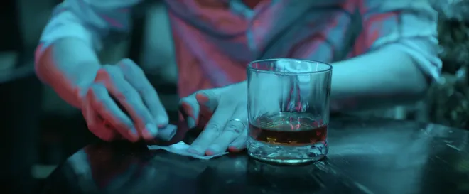 C&aacute;ch em 1 milimet - Tập 35: Thấy Viễn đưa My đi kh&aacute;m thai, Ng&acirc;n đi uống rượu v&agrave; bị bỏ thuốc m&ecirc;- Ảnh 19.